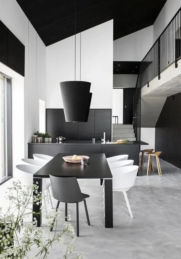 Ambiente preto e branco com alto contraste visual