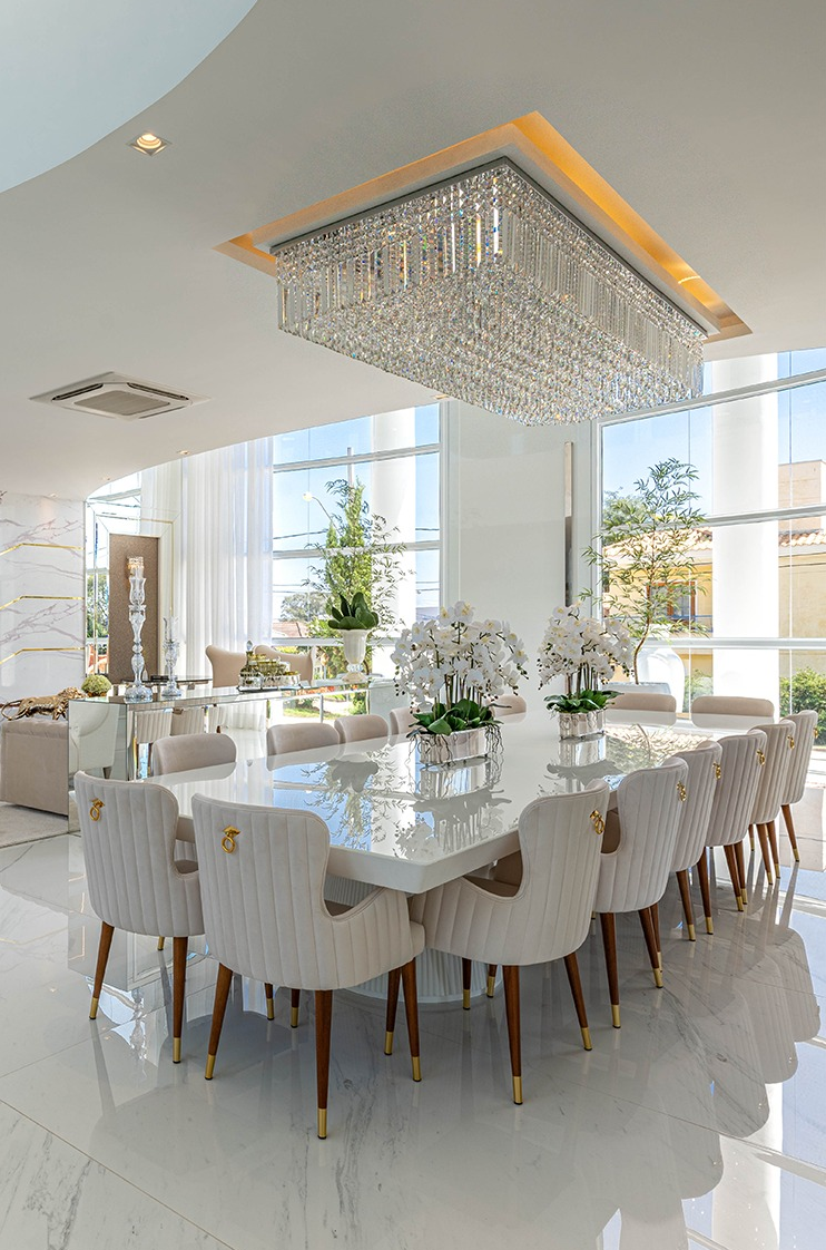 Ambiente luxuoso com superfícies frias, brilhantes e reflexivas